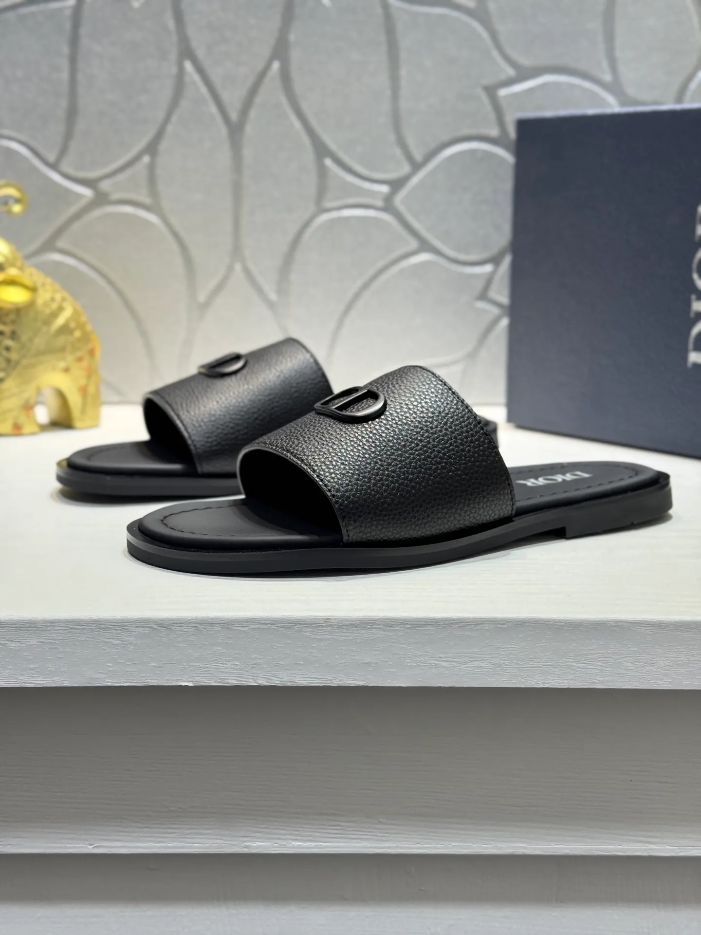 Men's men's shoes 💰320 [New style] 🦇🦇𝐂𝐡𝐫𝐢𝐬𝐭𝐢𝐚𝐧 𝐃𝐢𝐨𝐫 Dior slippers - the latest hot sandals, classic sandals, original replicas, super durable and versatile, cowhide leather with hardware accessories, very comfortable on the feet Look slim and white. Original molded outsole size: 38-44 (.45. Customized
